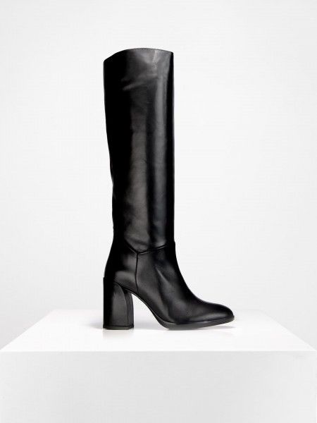 Botas de cano alto com salto largo