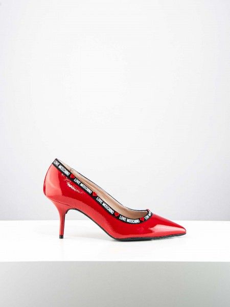 Sapatos de salto fino