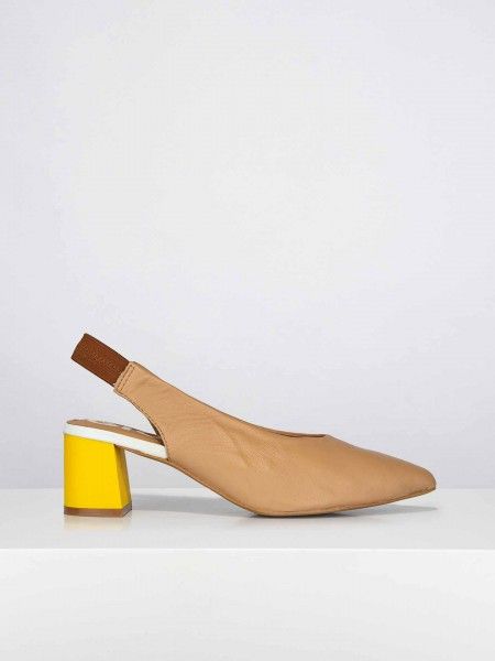 Sapatos de salto largo