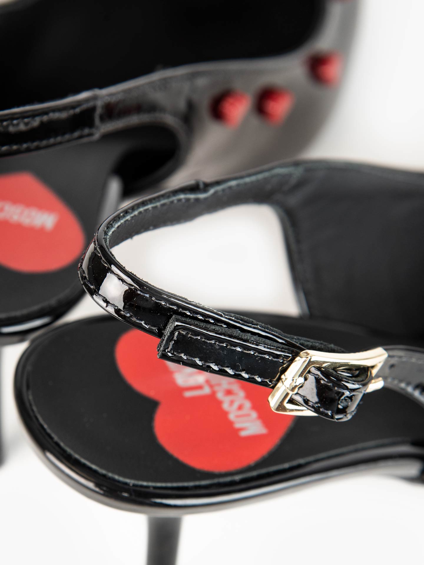 Sapatos de salto alto com aplicações