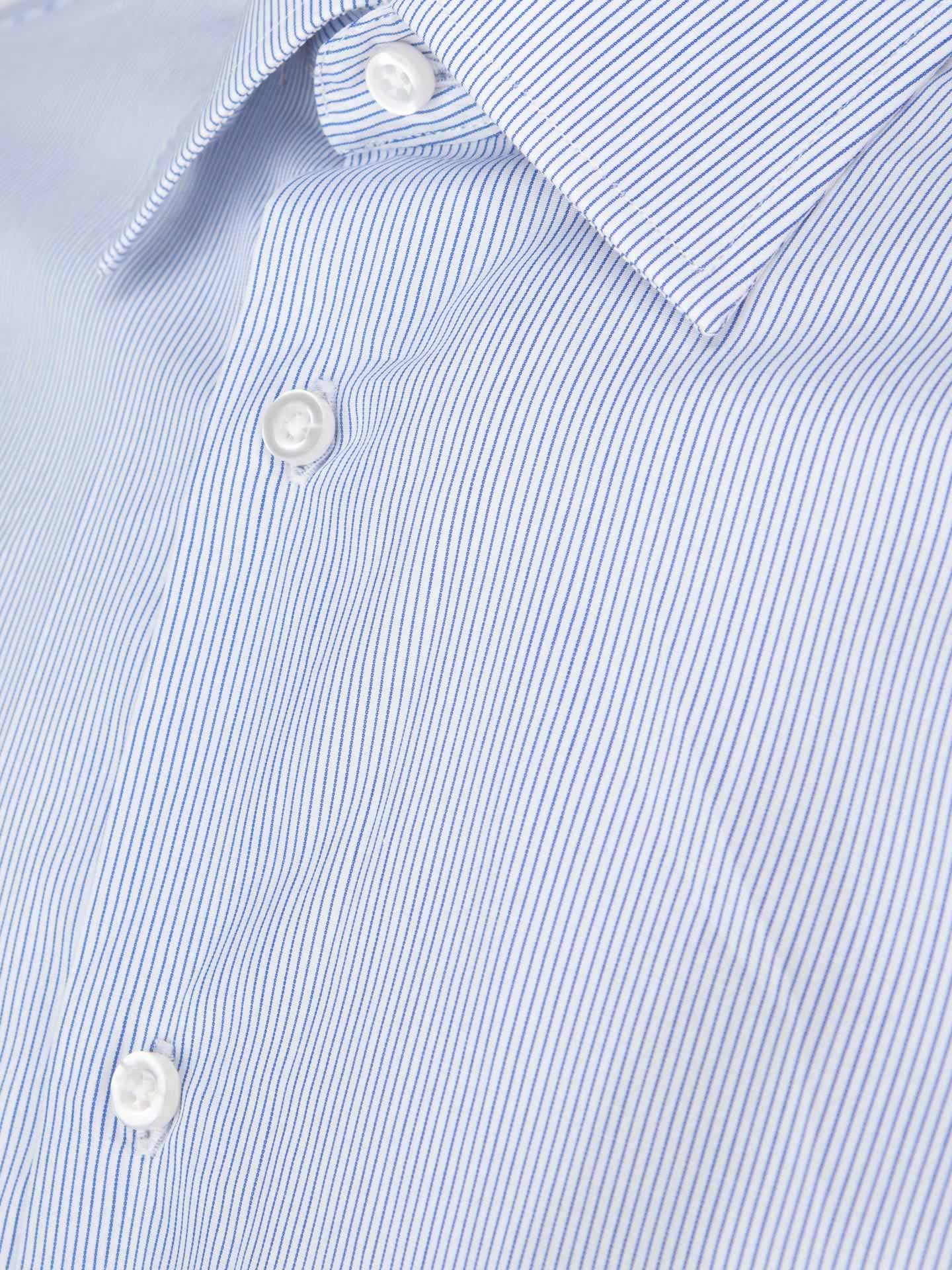 Camisa às riscas