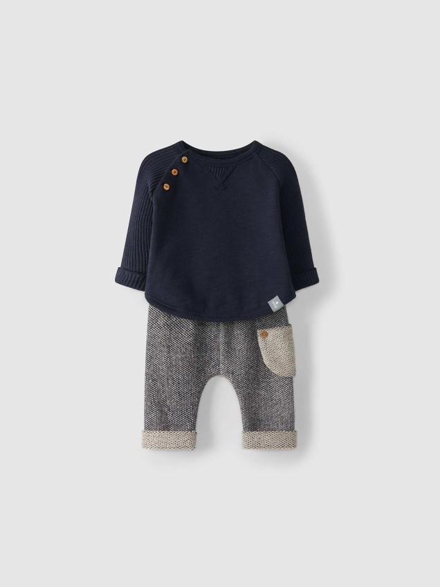 Conjunto de camisola e calas