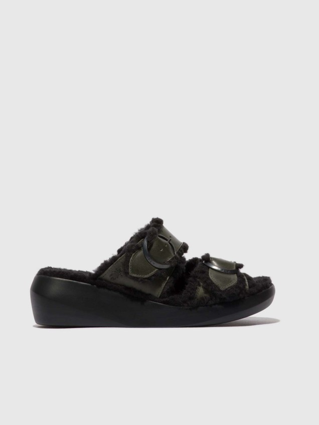 Sandlias Slip-On com Fivelas