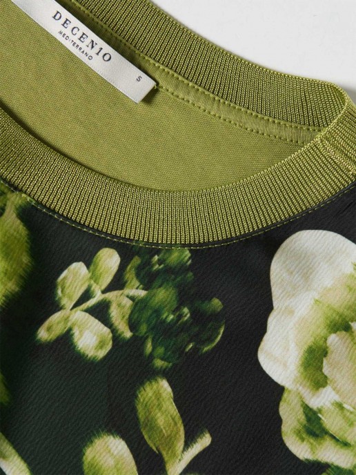 T-Shirt com Padro Floral