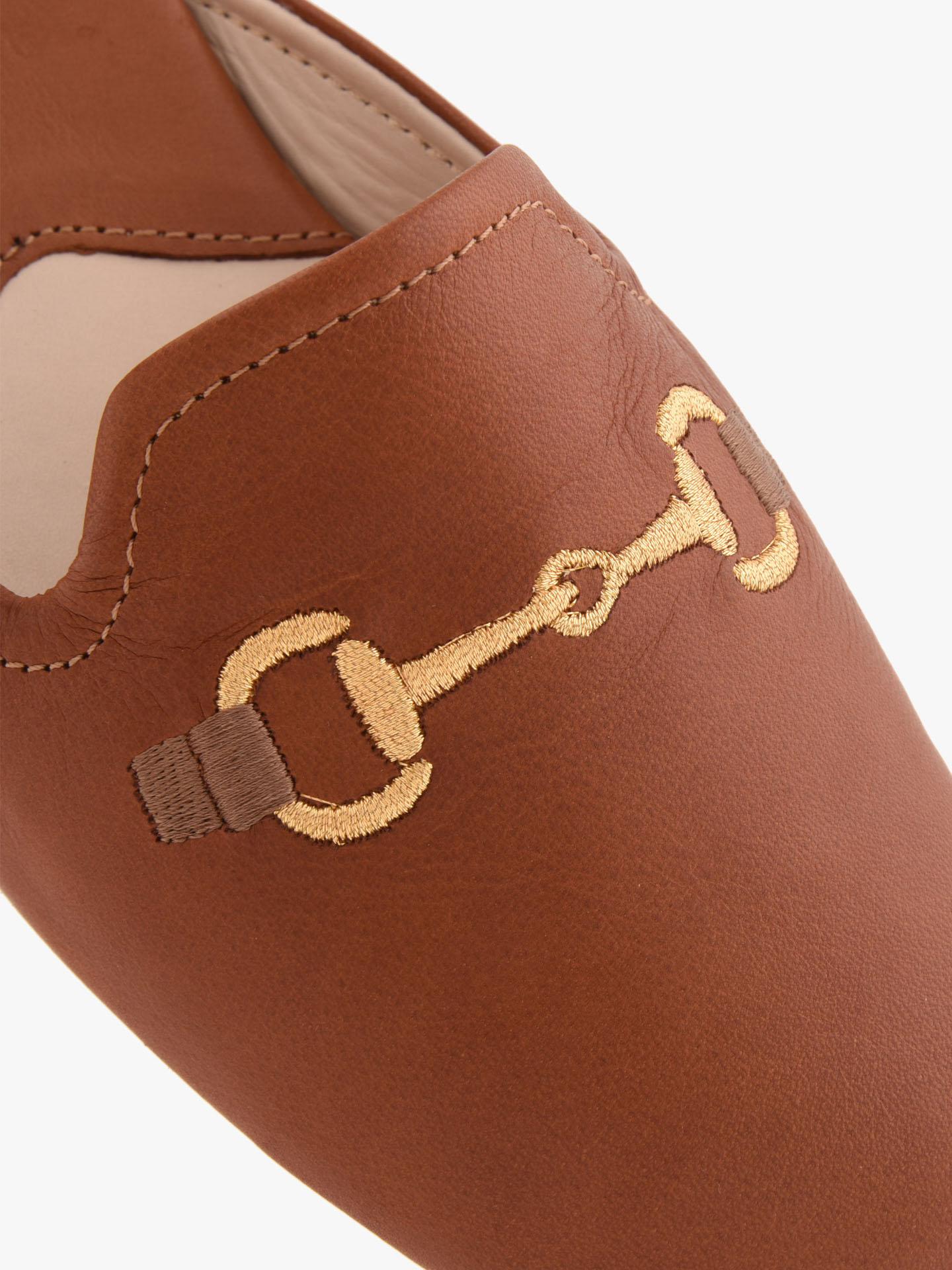 Chinelos de Casa em Pele