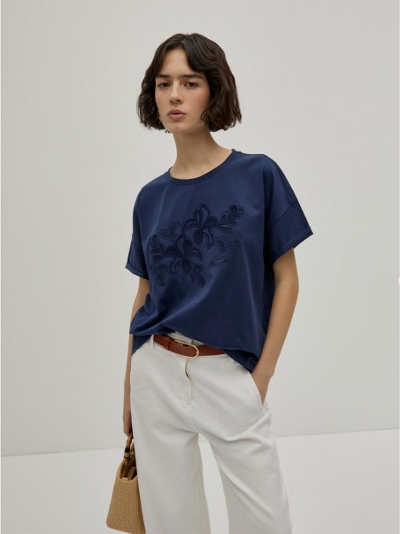 T-shirt com Bordado Floral