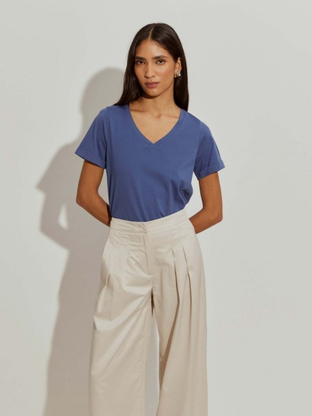 T-Shirt com Decote em V