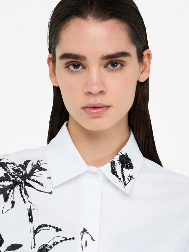 Camisa Oversized com Estampado Floral e Cristais