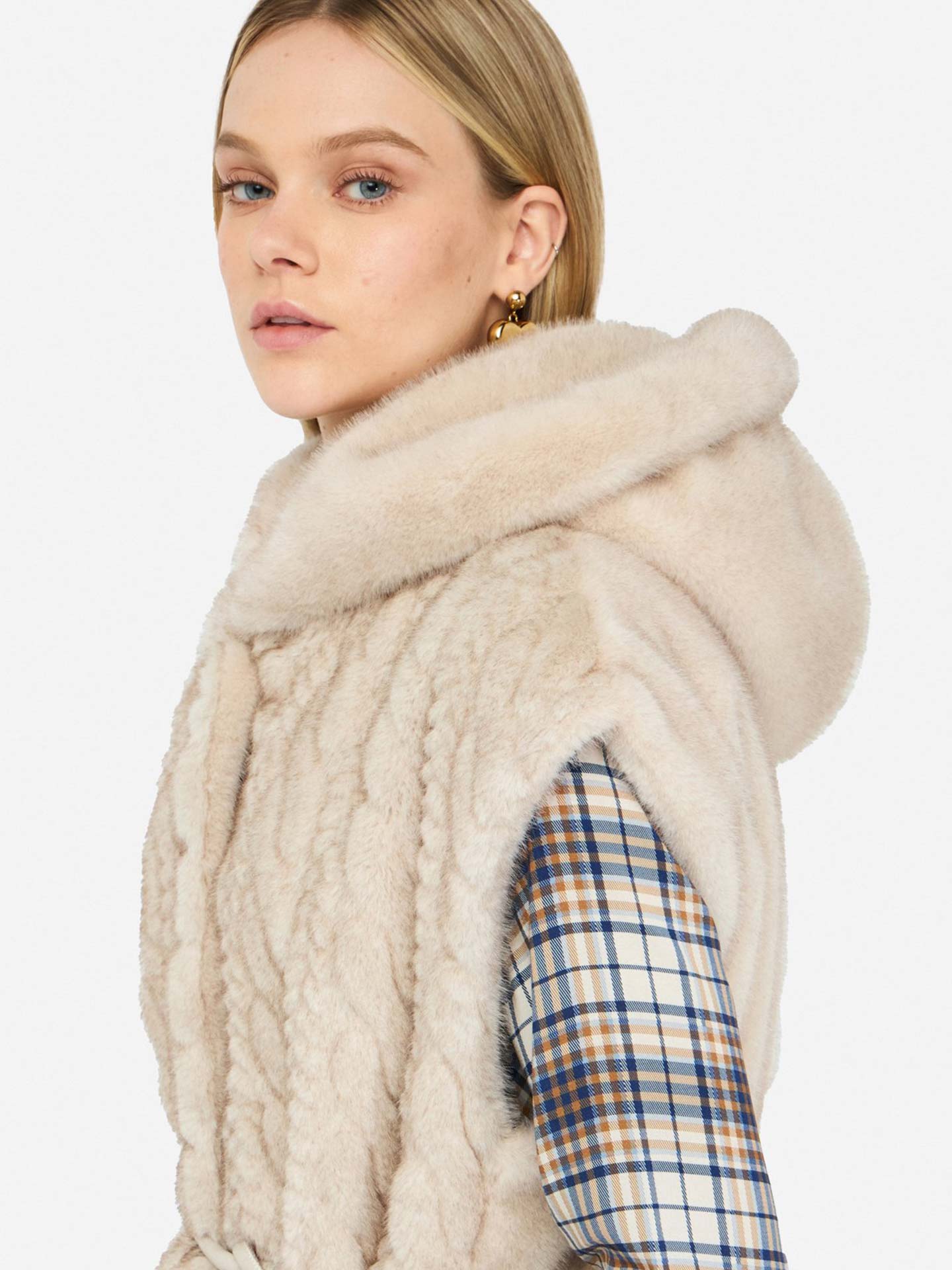 Colete com Capuz e Cinto