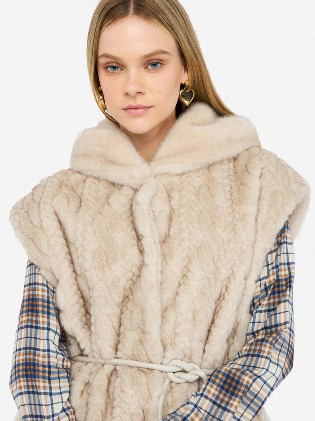 Colete com Capuz e Cinto