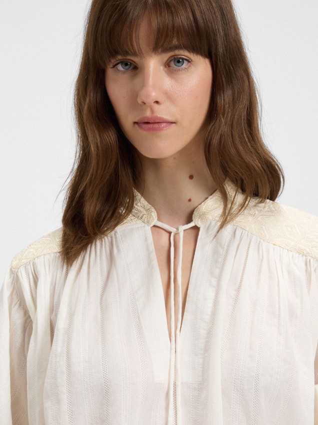 Blusa com Bordados