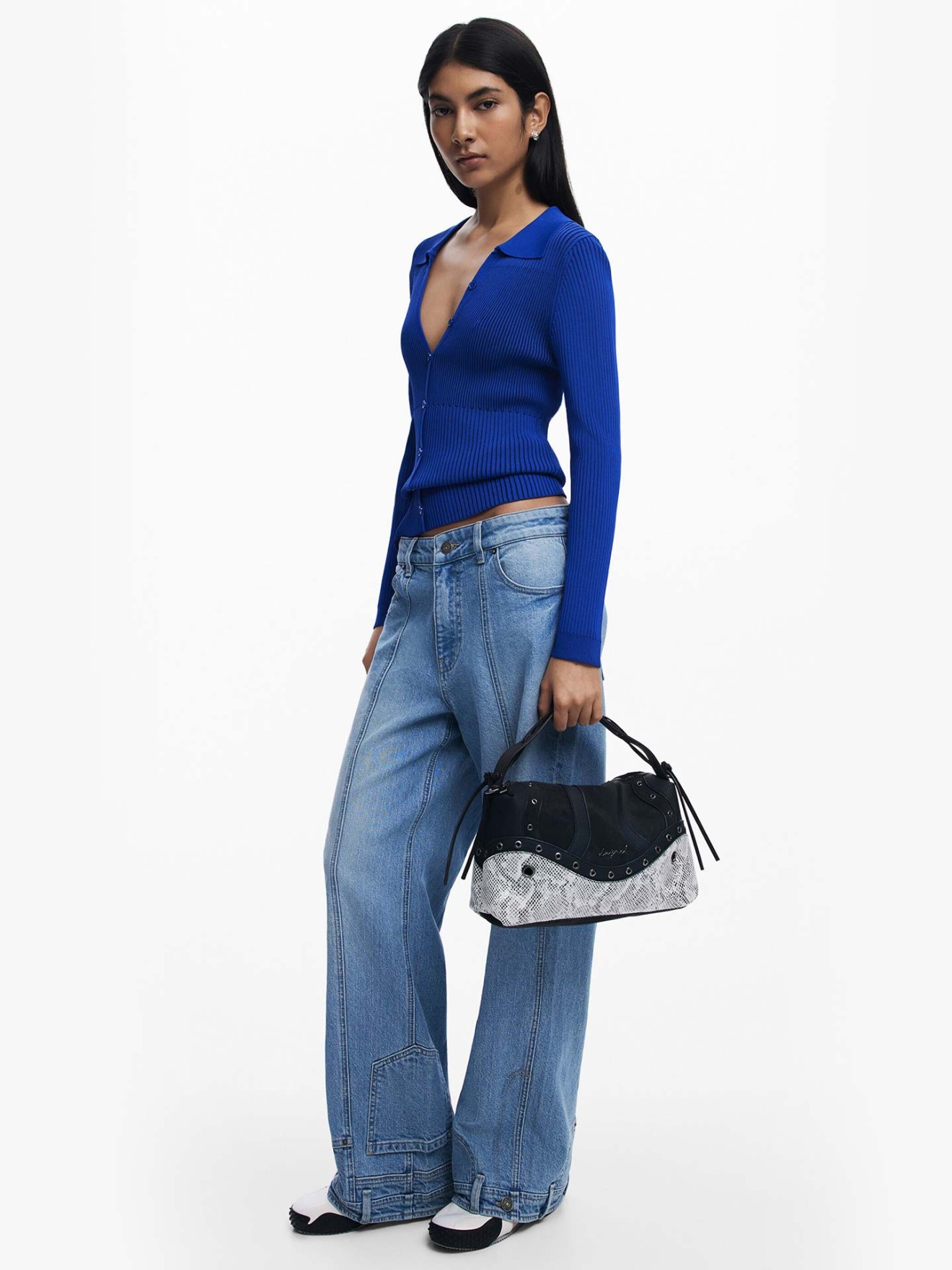 Mala de Mão com Tachas e Padrão Cobra