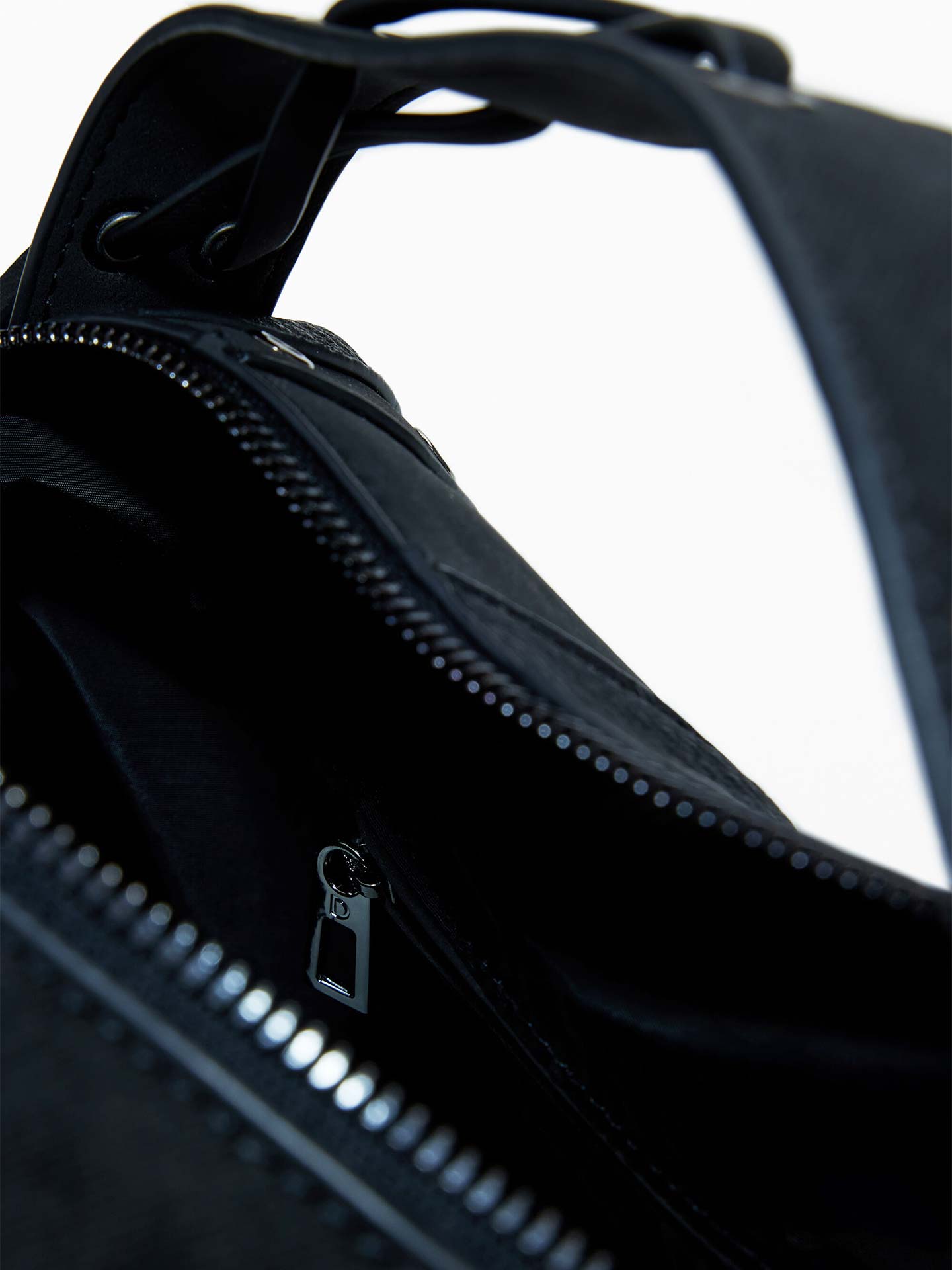 Mala de Mão com Tachas e Padrão Cobra