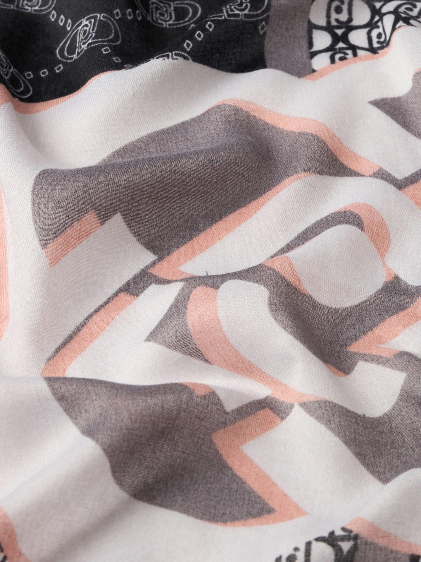 Lenço Estampado com Pompons