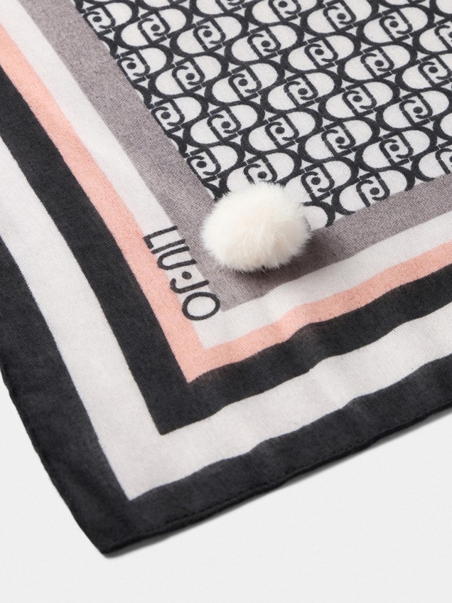 Lenço Estampado com Pompons