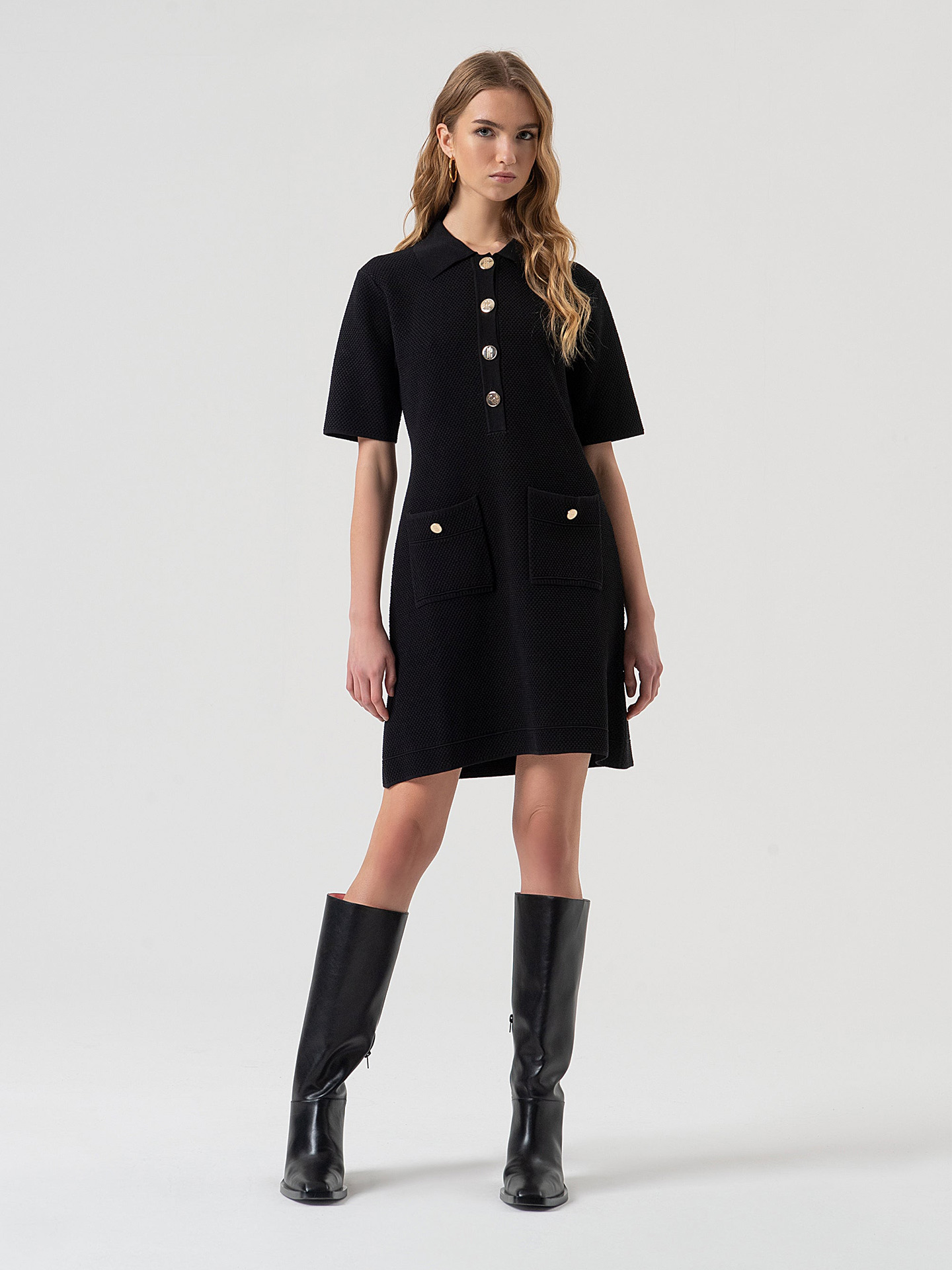 Vestido Curto em Malha com Botões