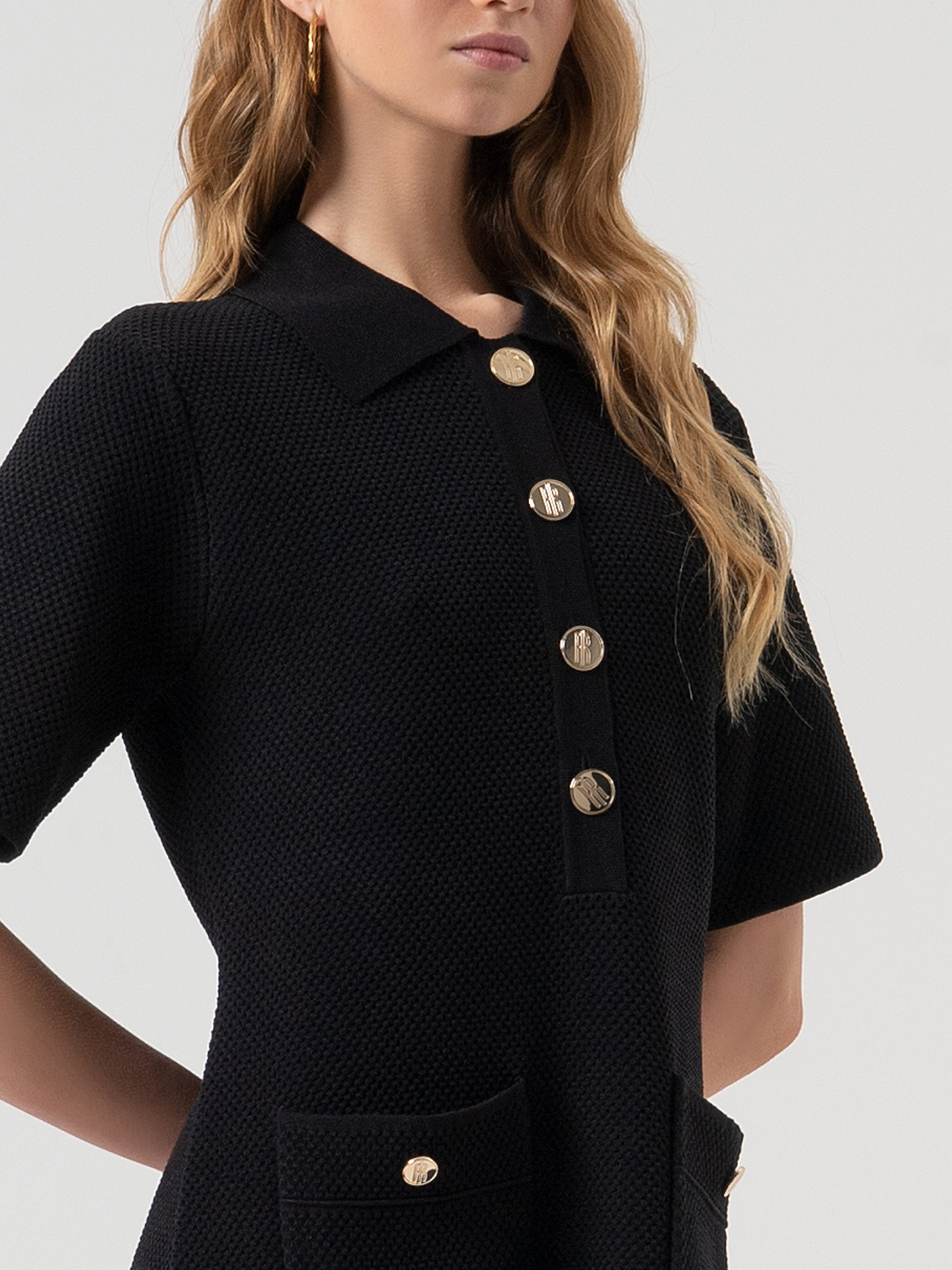 Vestido Curto em Malha com Botões