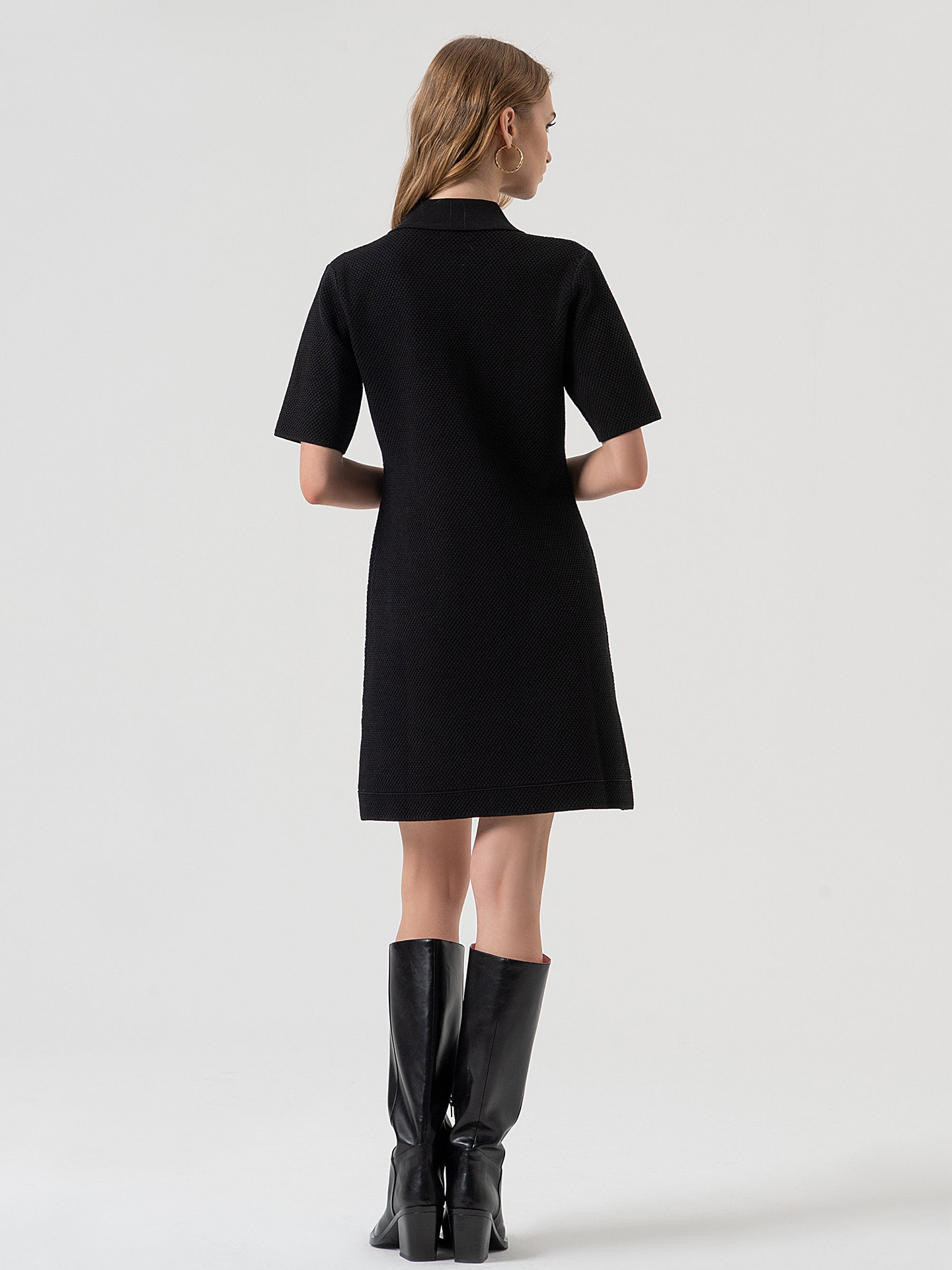 Vestido Curto em Malha com Botões