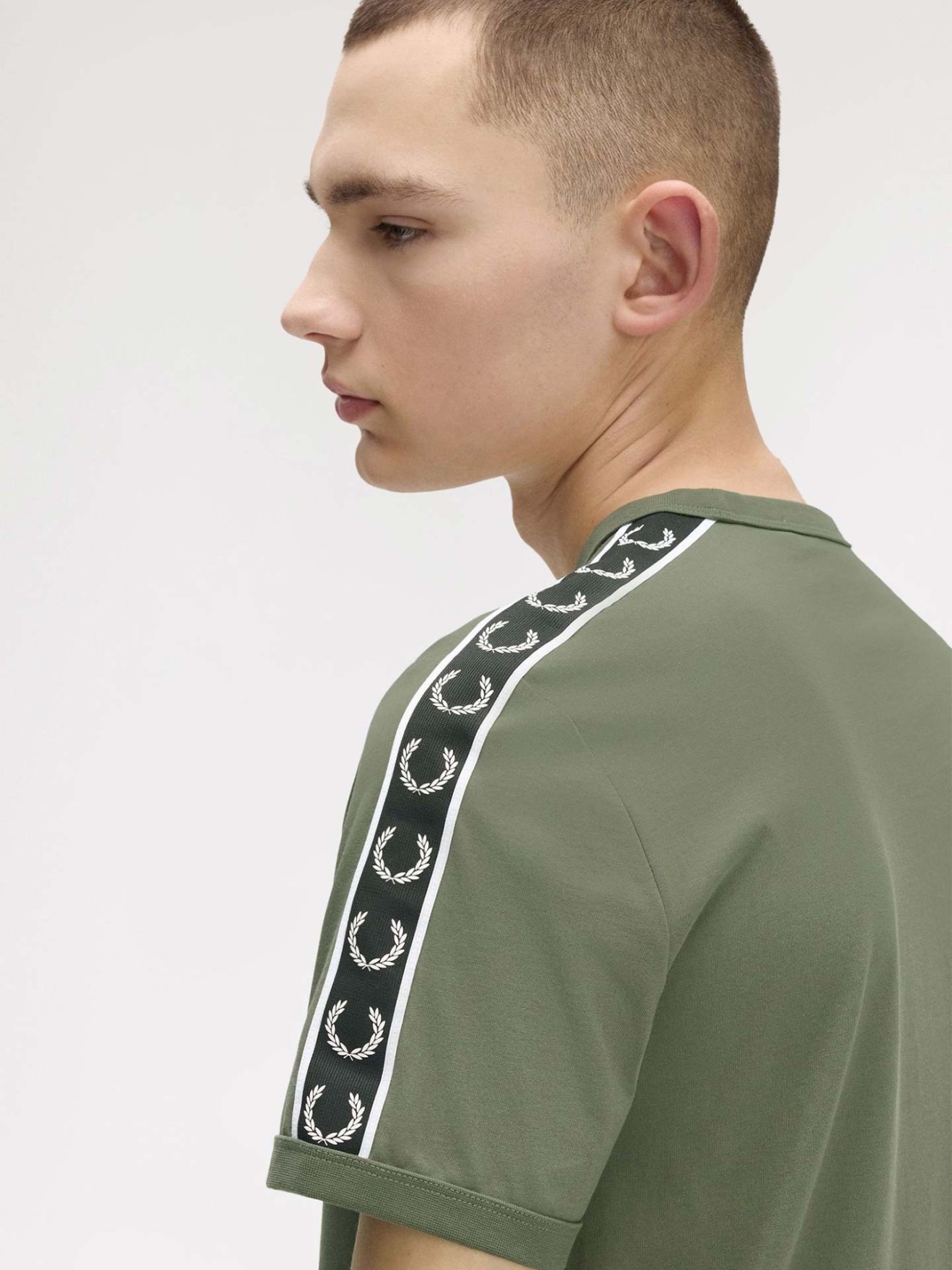 T-shirt Ringer com Fita Contrastante