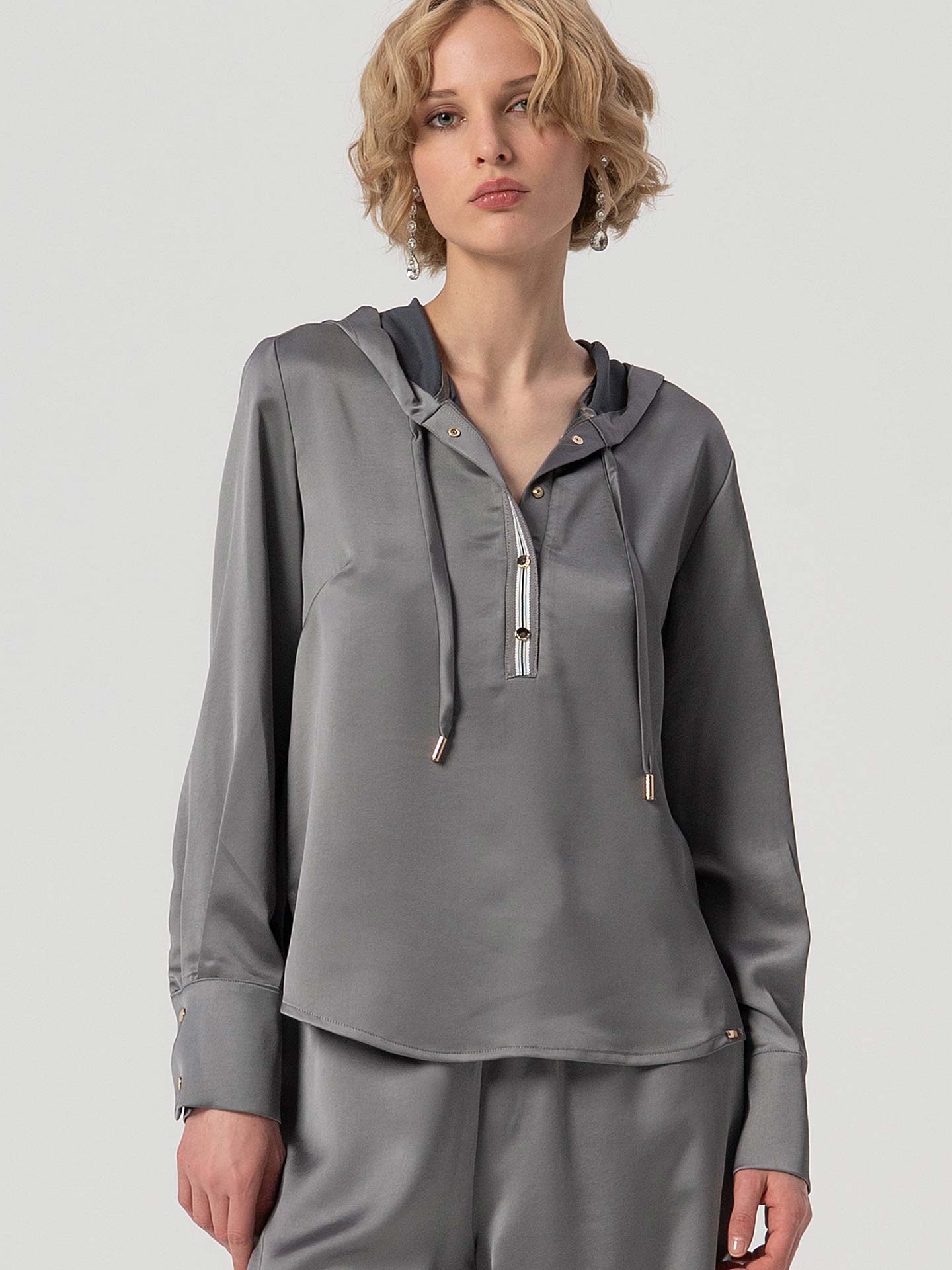 Blusa com Capuz Acetinada