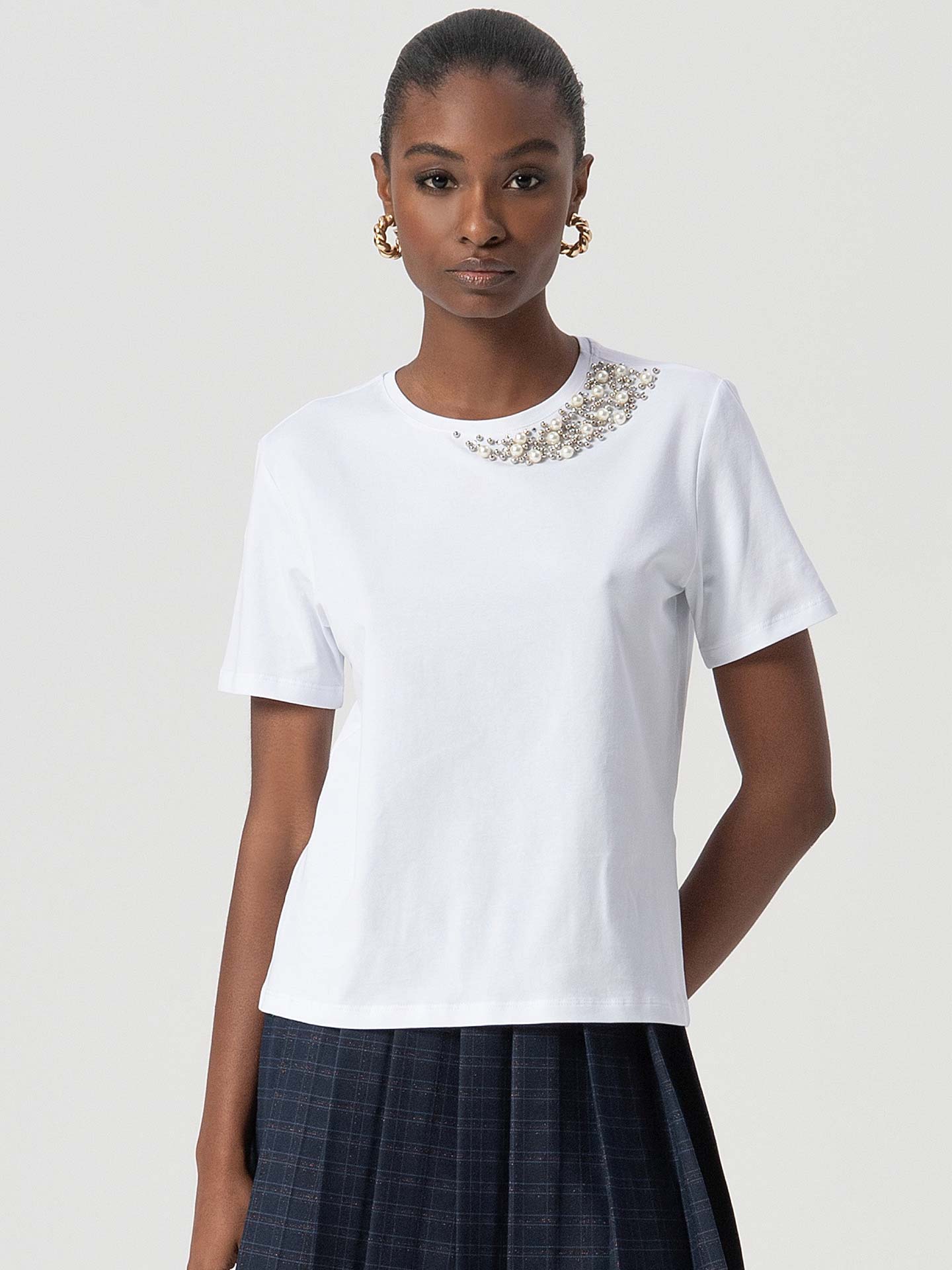 T-shirt com Aplicações de Pérolas