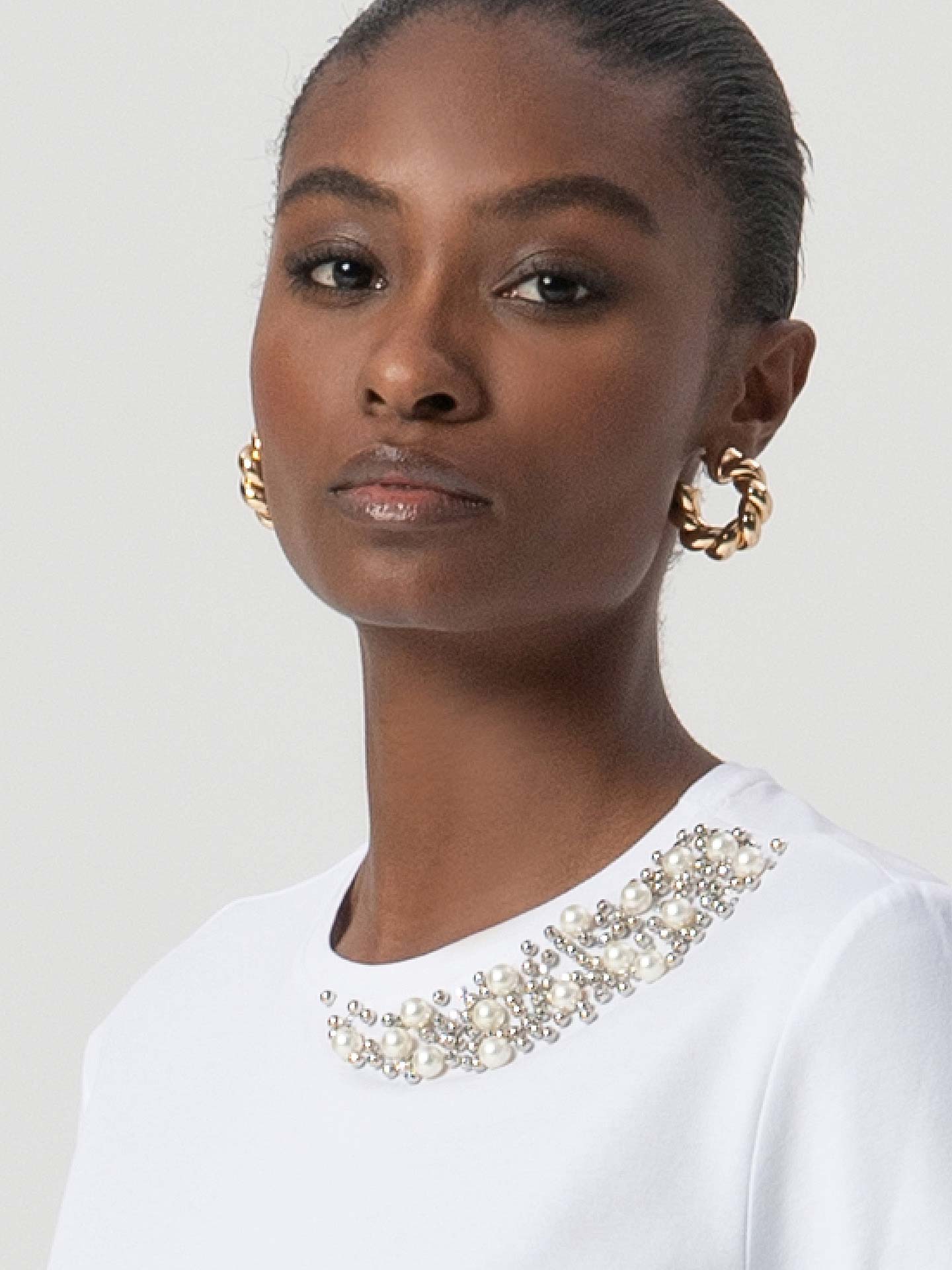 T-shirt com Aplicações de Pérolas