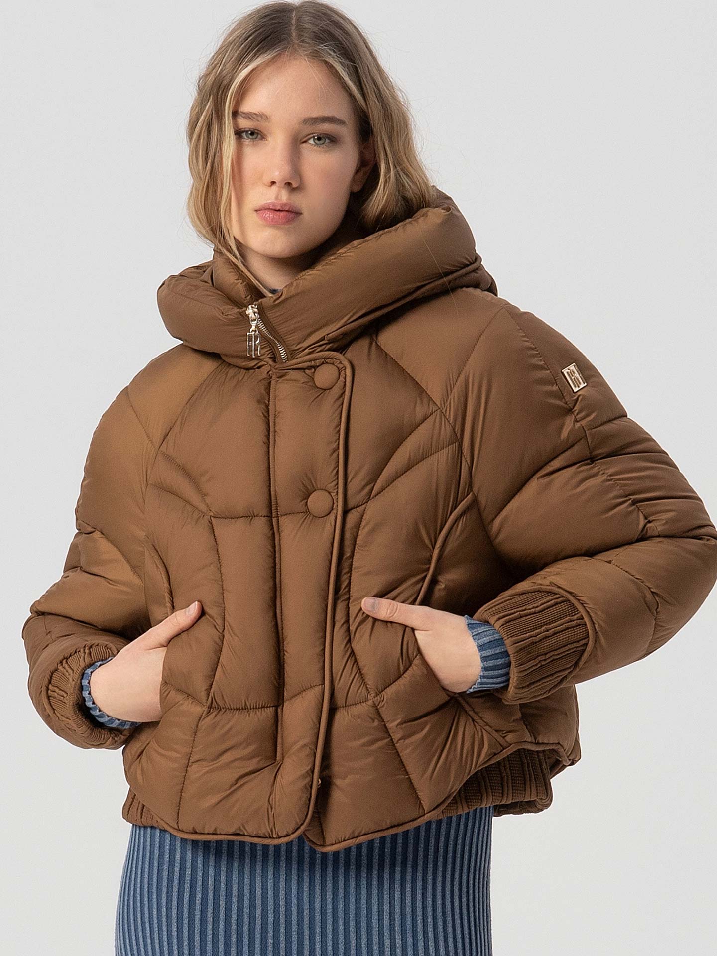 Casaco Curto Acolchoado com Capuz