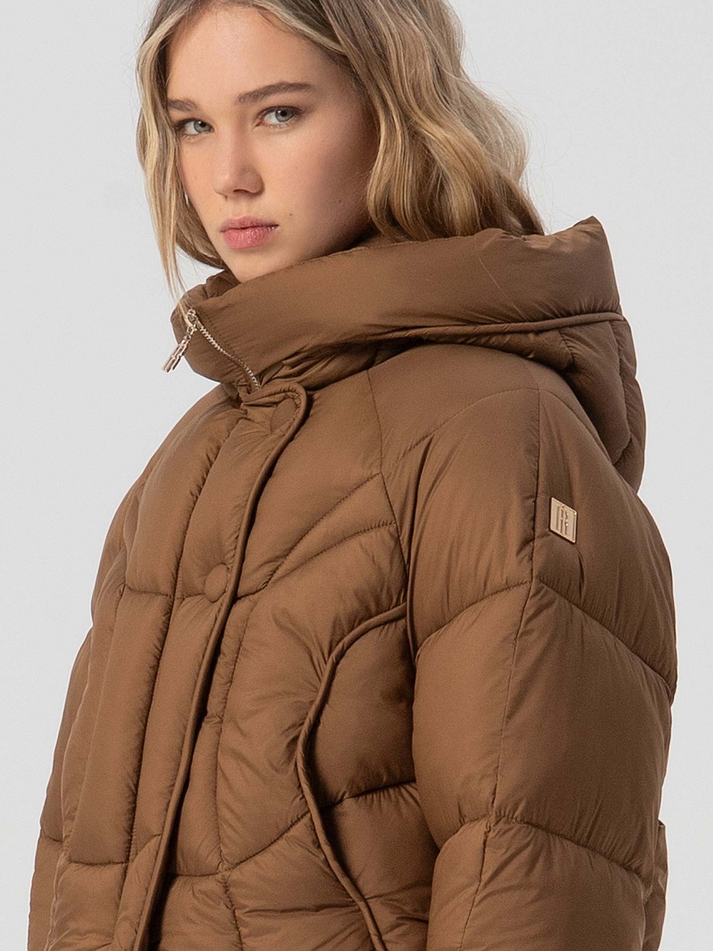 Casaco Curto Acolchoado com Capuz