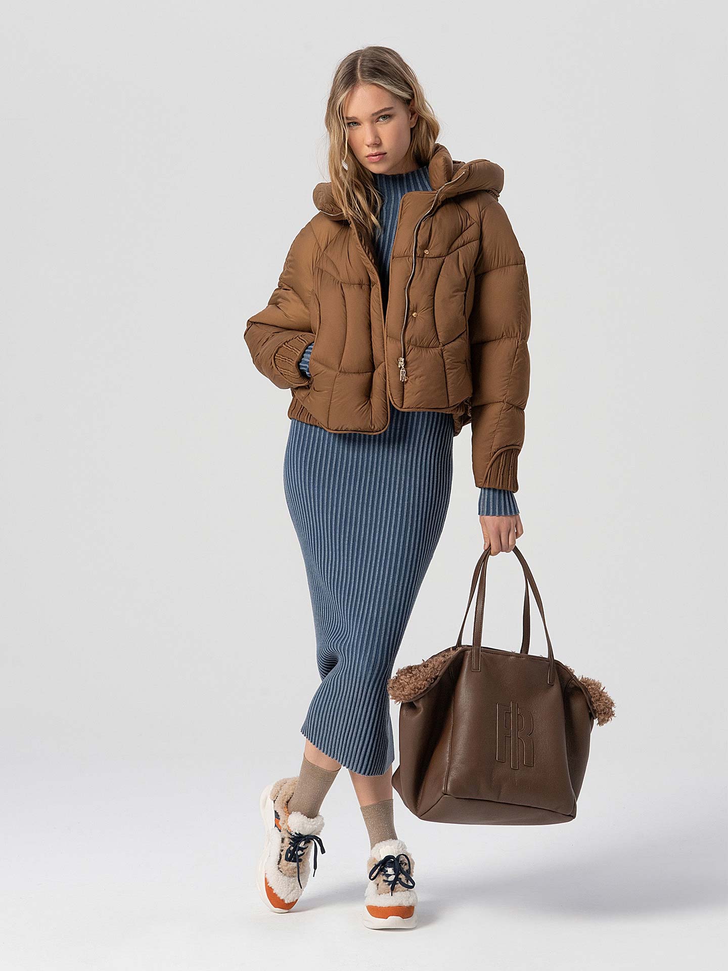 Casaco Curto Acolchoado com Capuz