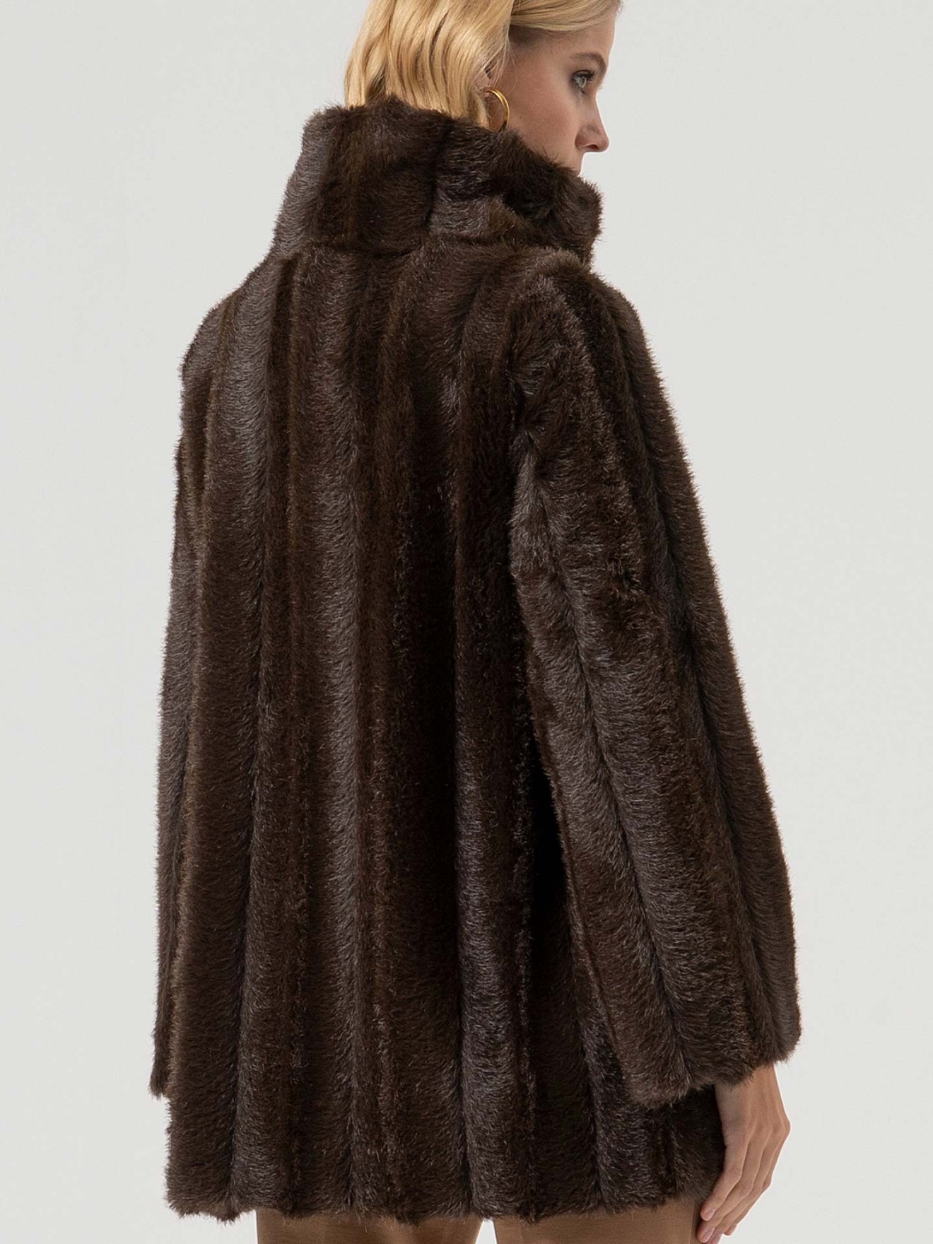 Casaco de Pelo Sinttico com Gola Alta