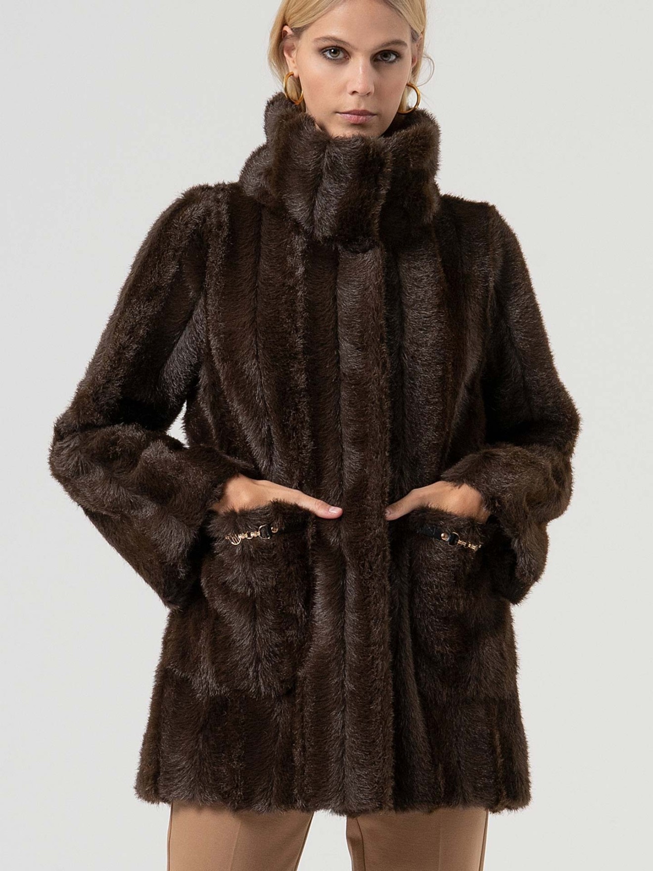 Casaco de Pelo Sinttico com Gola Alta