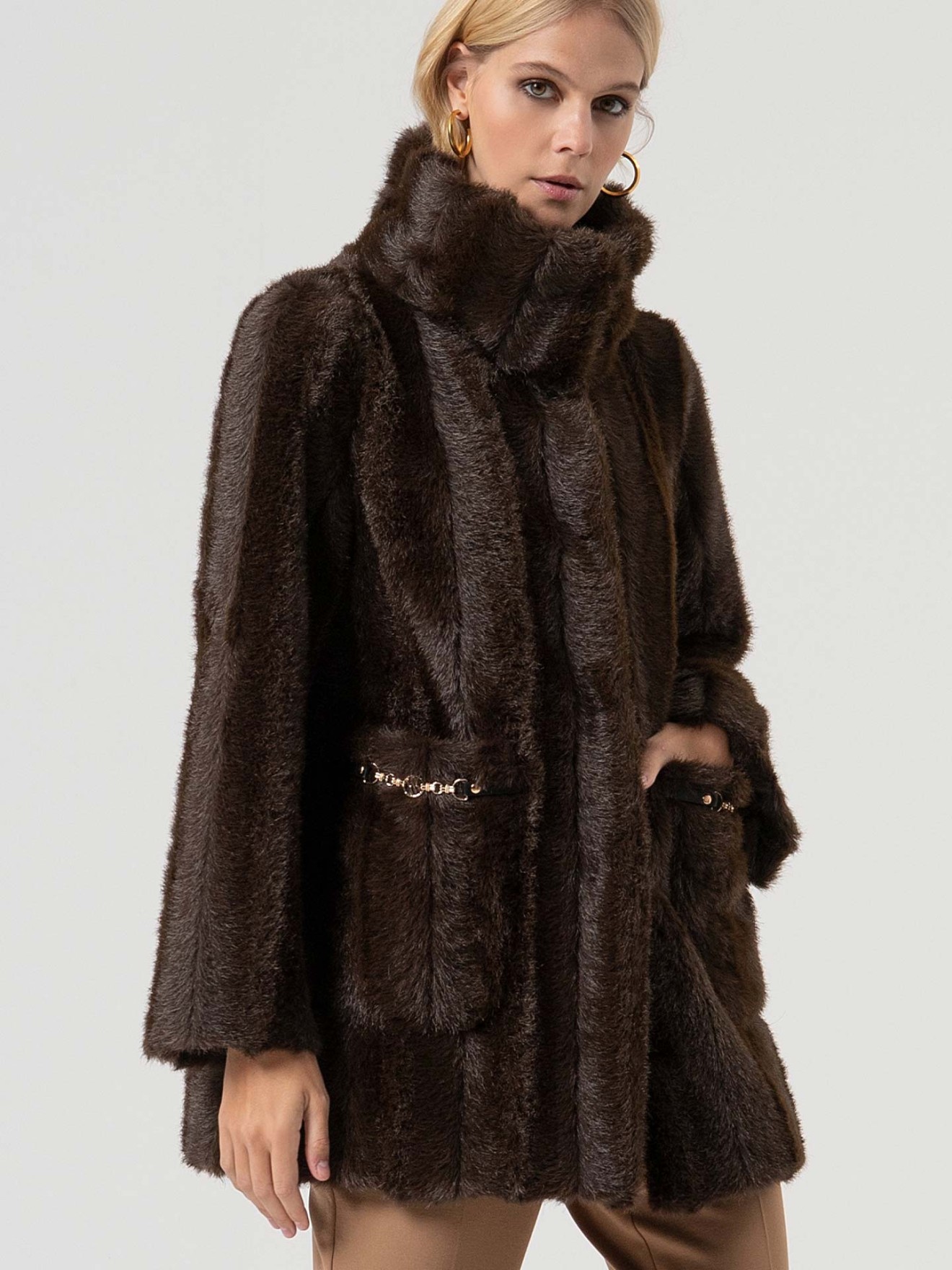 Casaco de Pelo Sinttico com Gola Alta