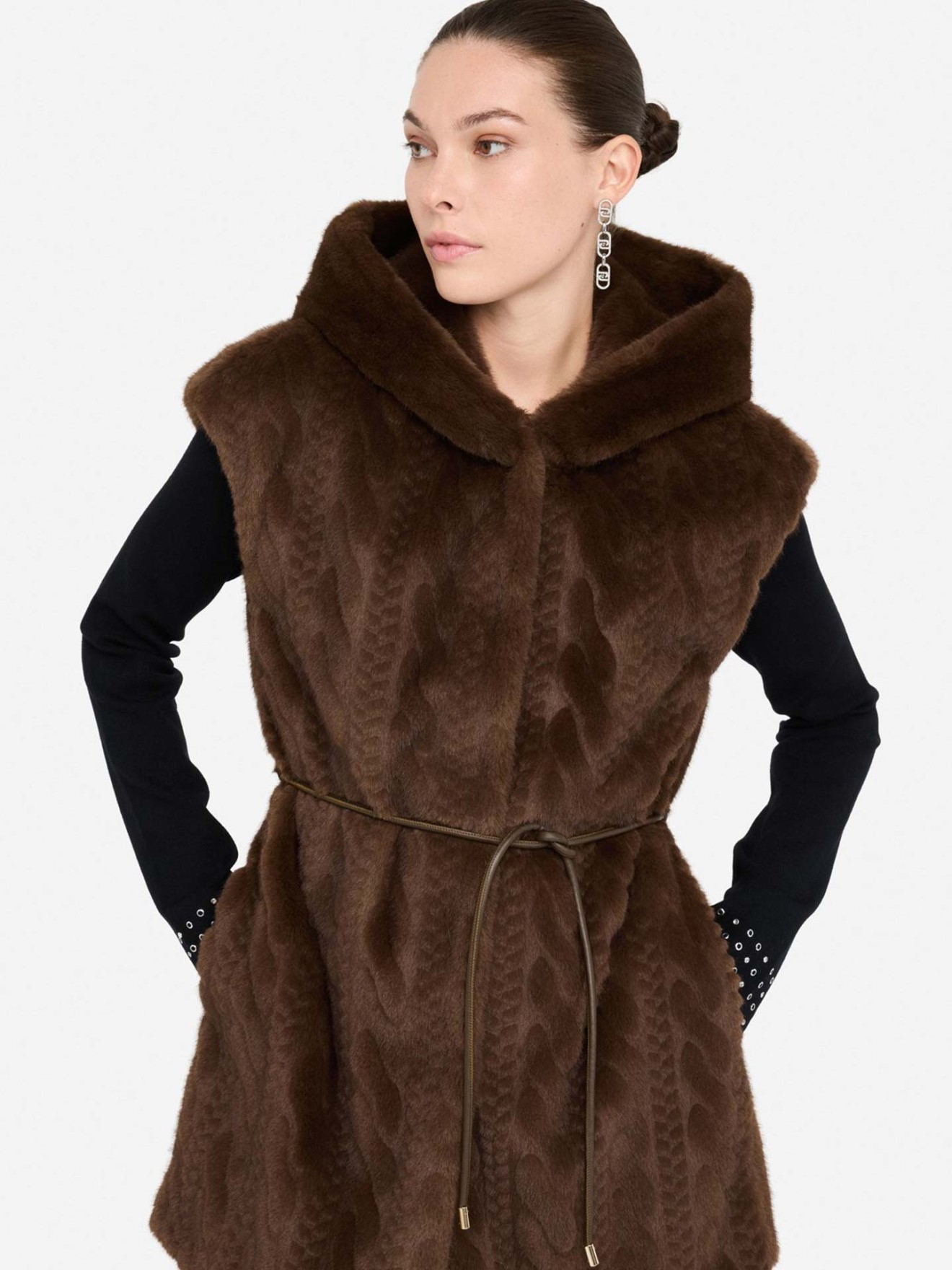 Colete com Capuz e Cinto