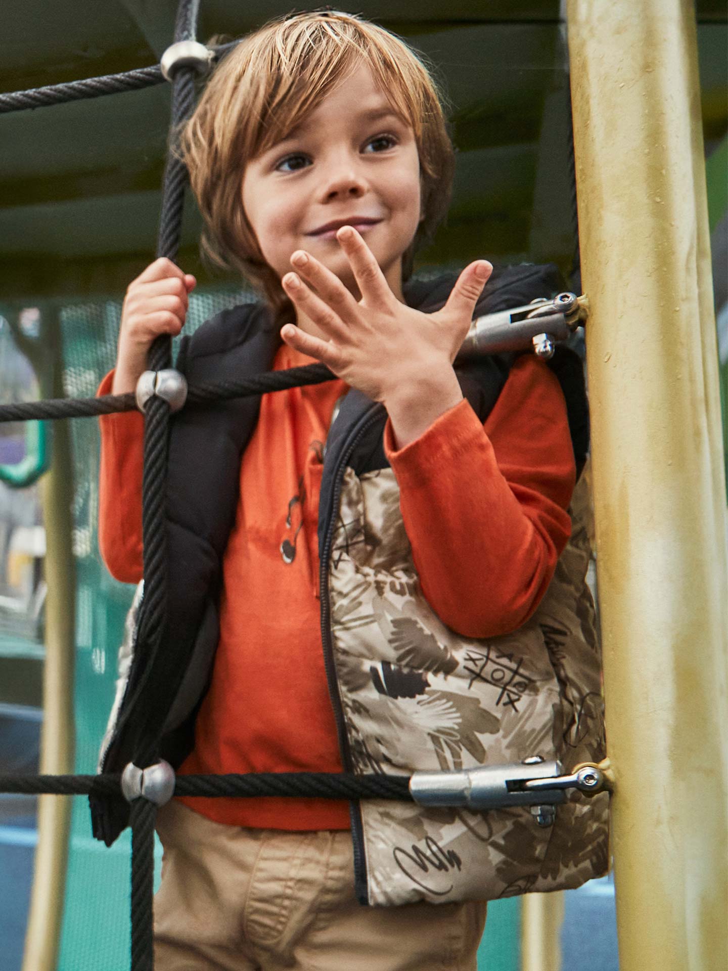 Colete Reversível Acolchoado com Capuz
