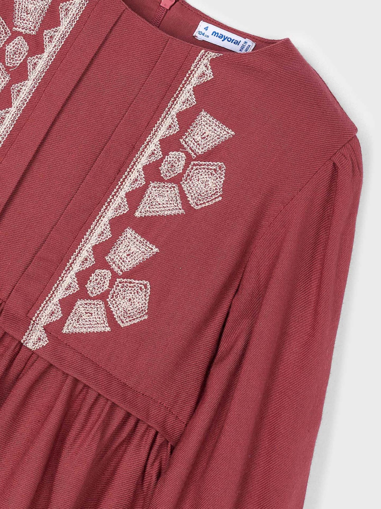 Vestido com Bordados Geométricos