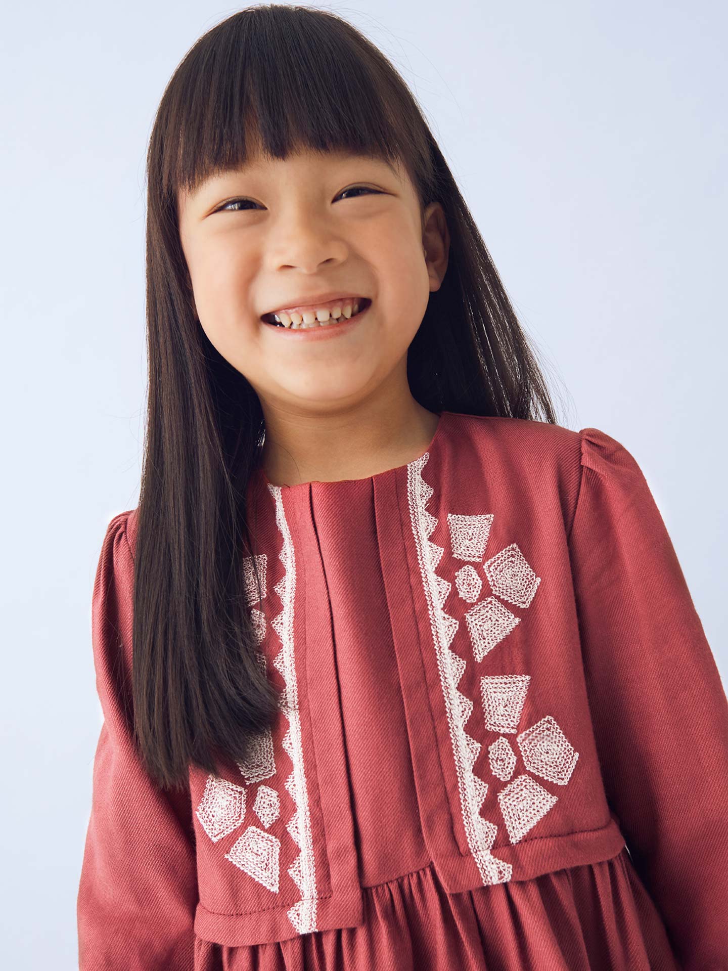 Vestido com Bordados Geométricos