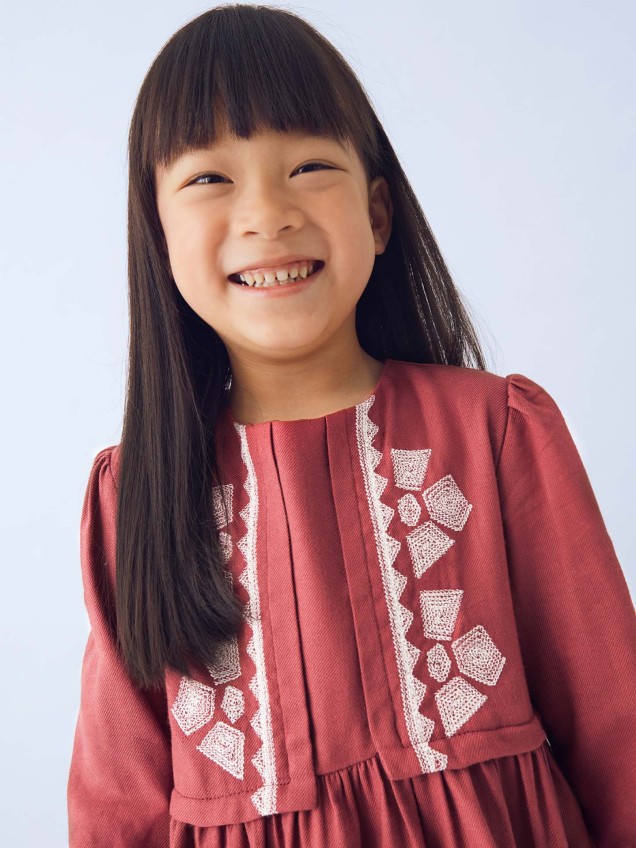 Vestido com Bordados Geométricos