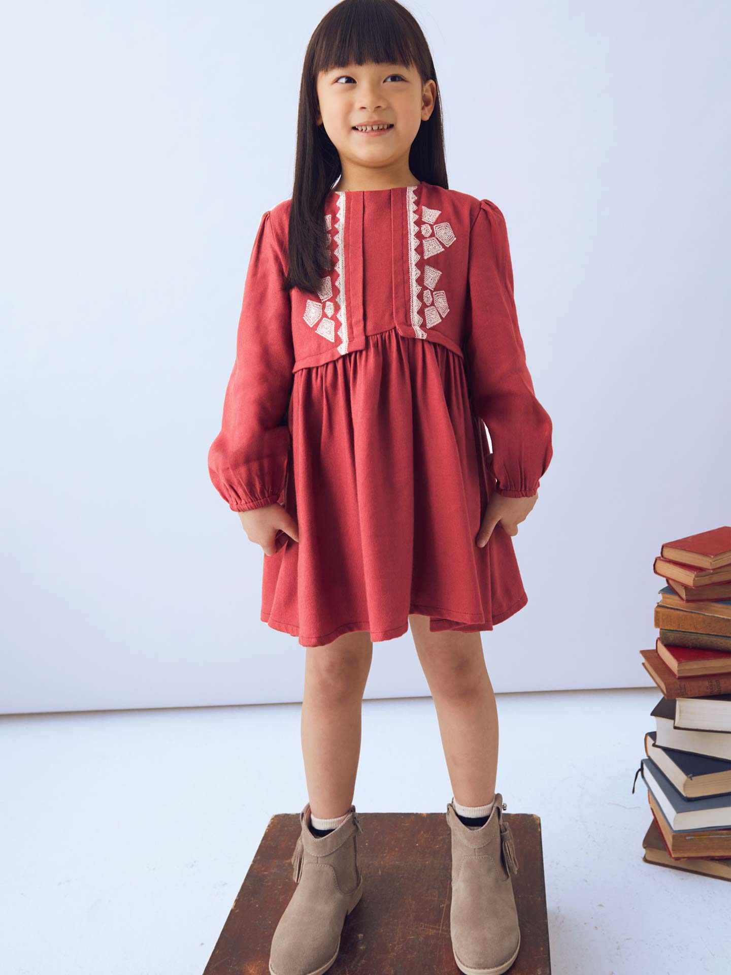 Vestido com Bordados Geométricos