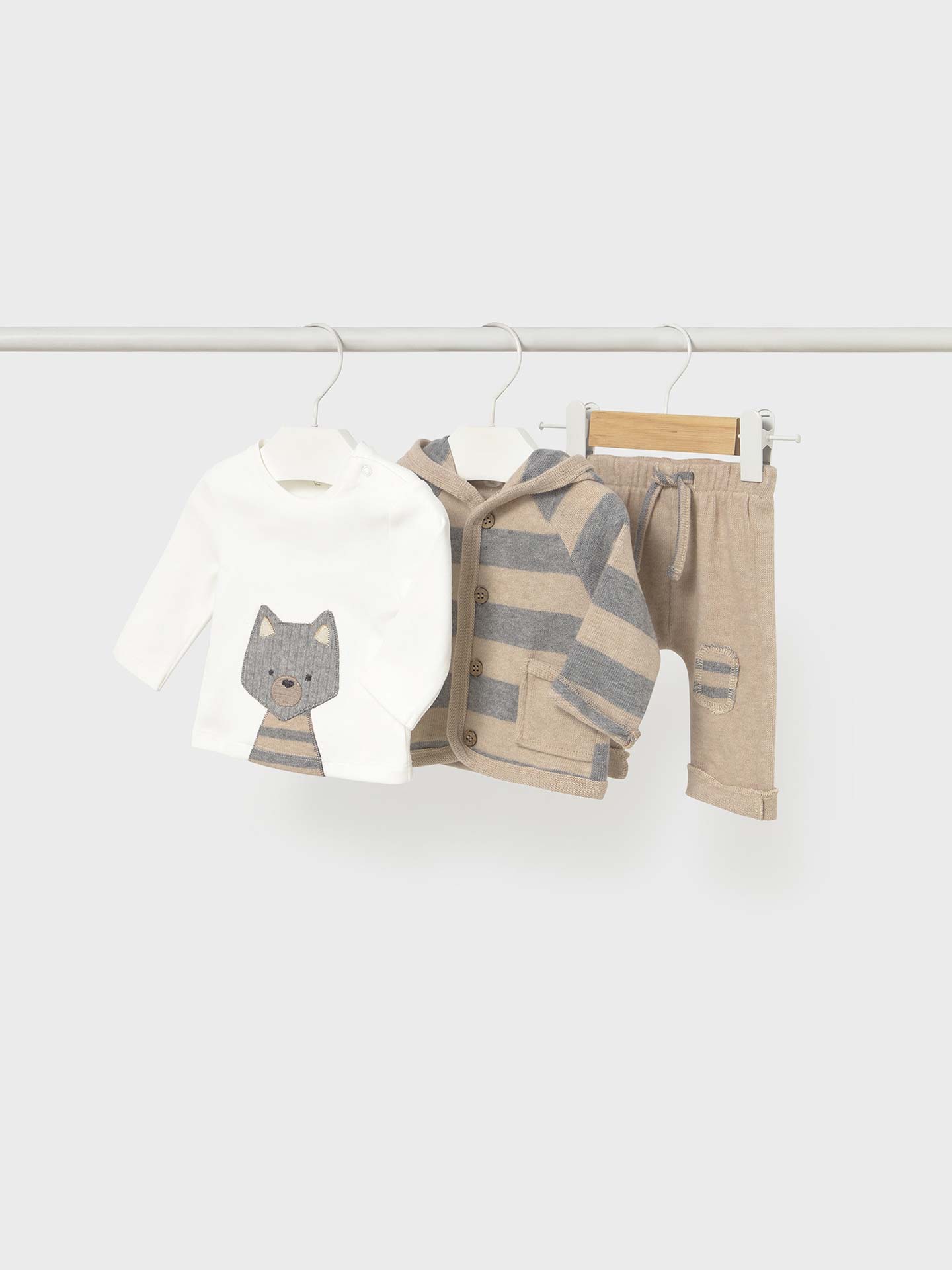 Conjunto de Casaco, Calças e Camisola