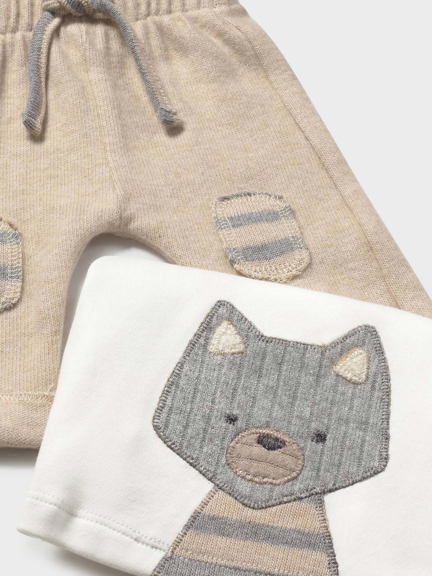 Conjunto de Casaco, Calças e Camisola