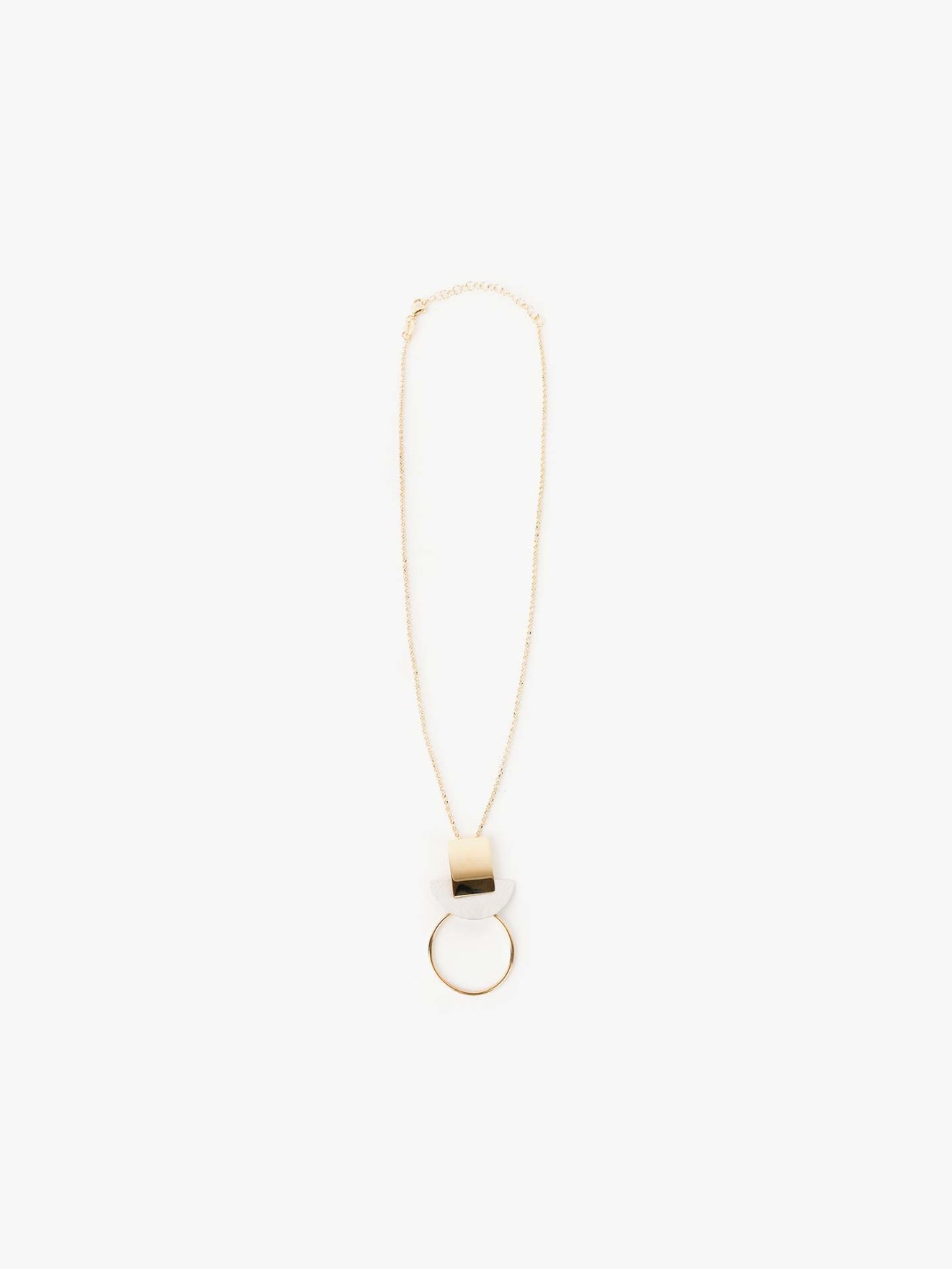 Colar com Pingente de Metal e Detalhe Semicircular