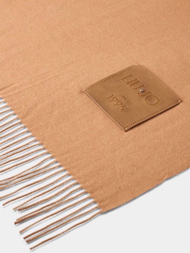 Cachecol com Franjas e Detalhe de Logo em Pele