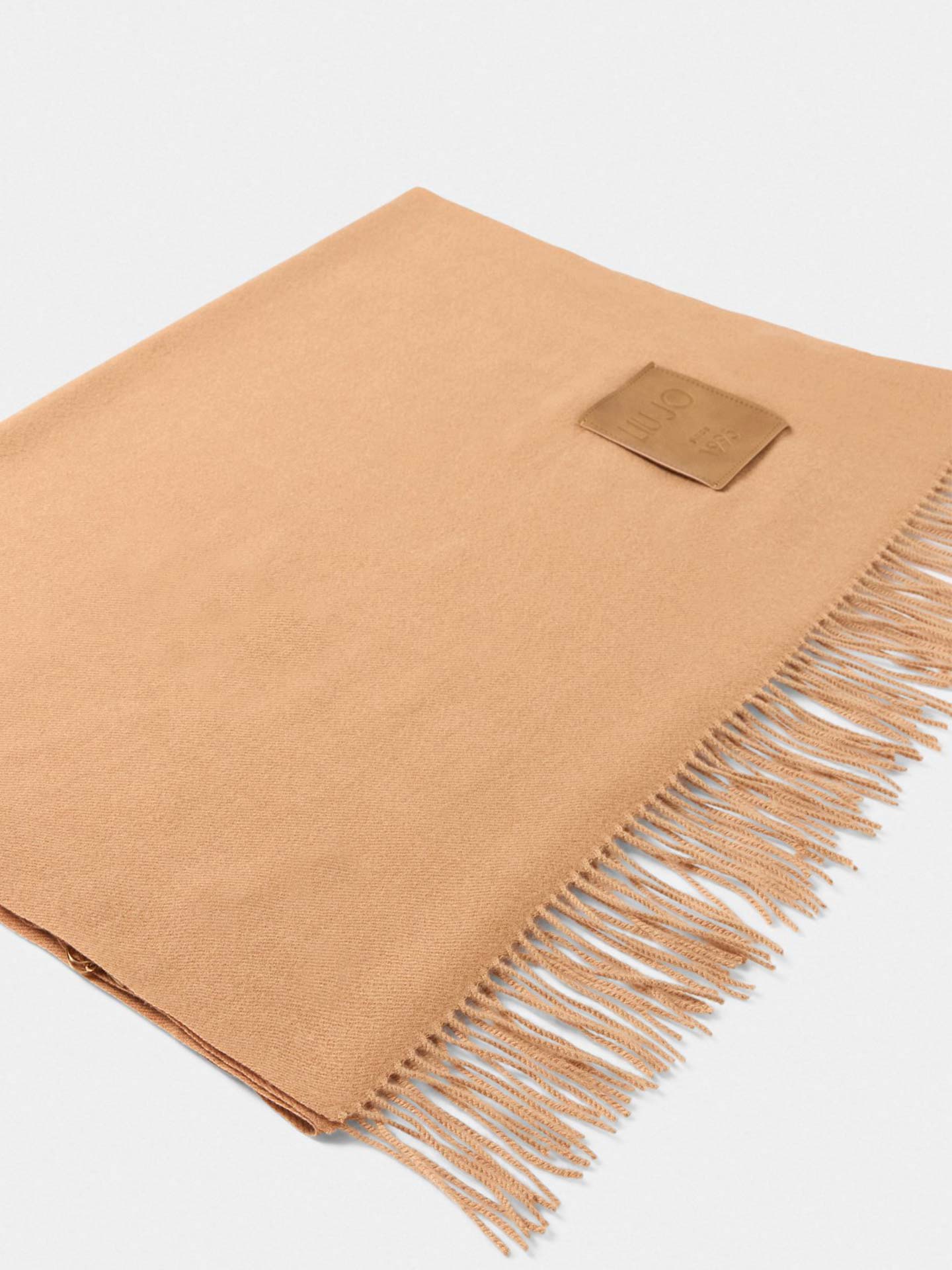 Cachecol com Franjas e Detalhe de Logo em Pele