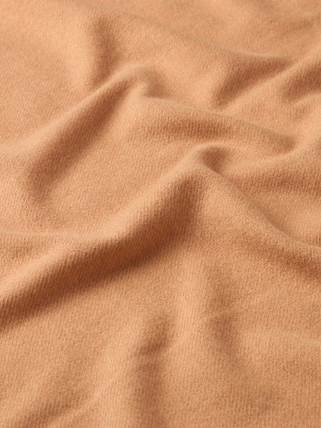 Cachecol com Franjas e Detalhe de Logo em Pele