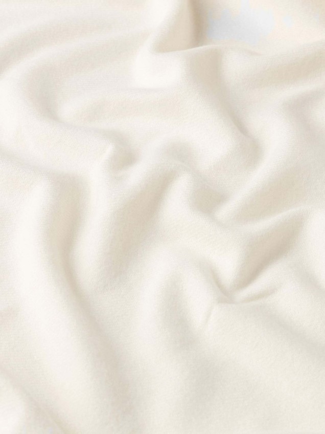 Cachecol com Franjas e Detalhe de Logo em Pele