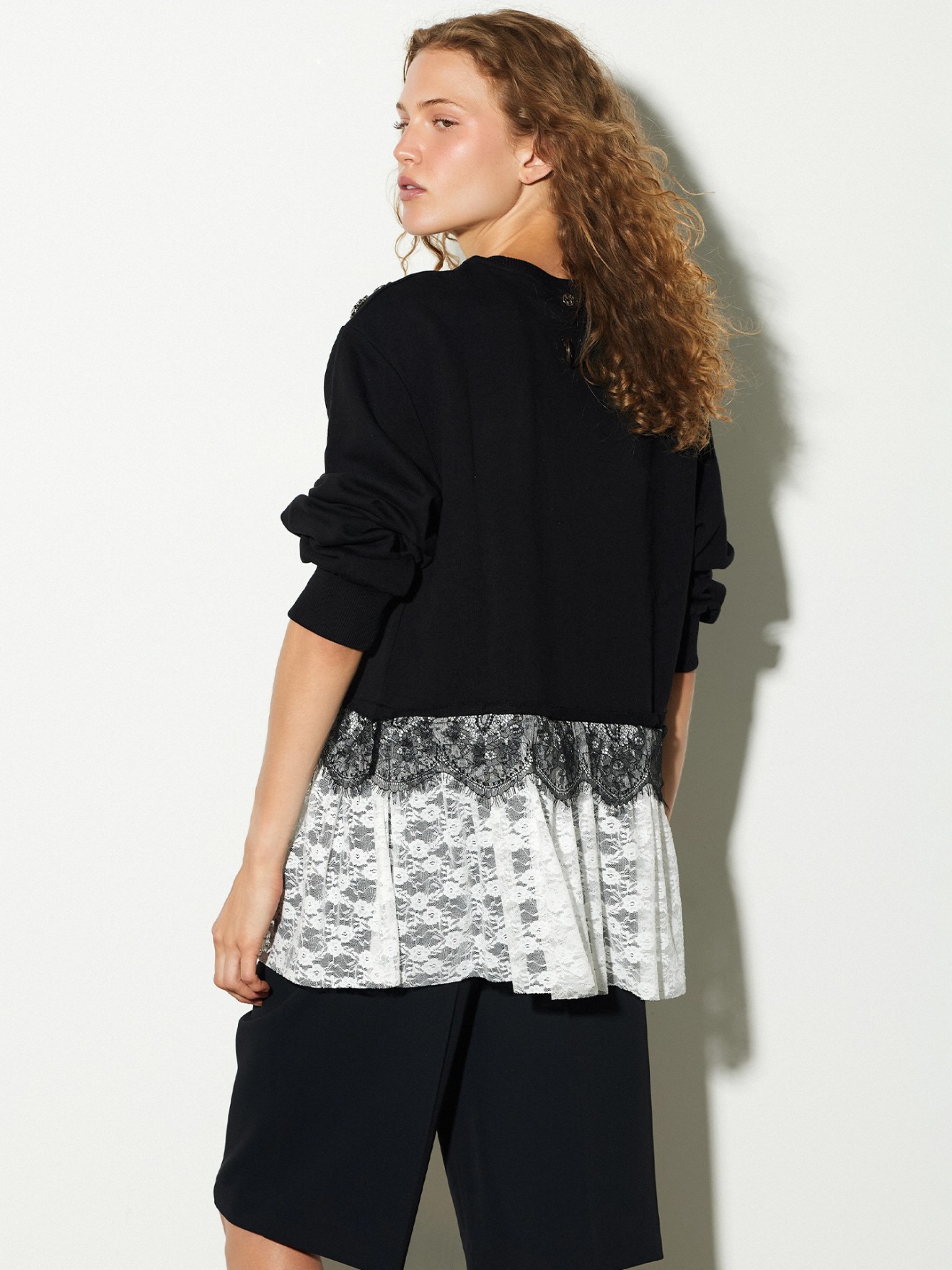 Sweatshirt com Renda