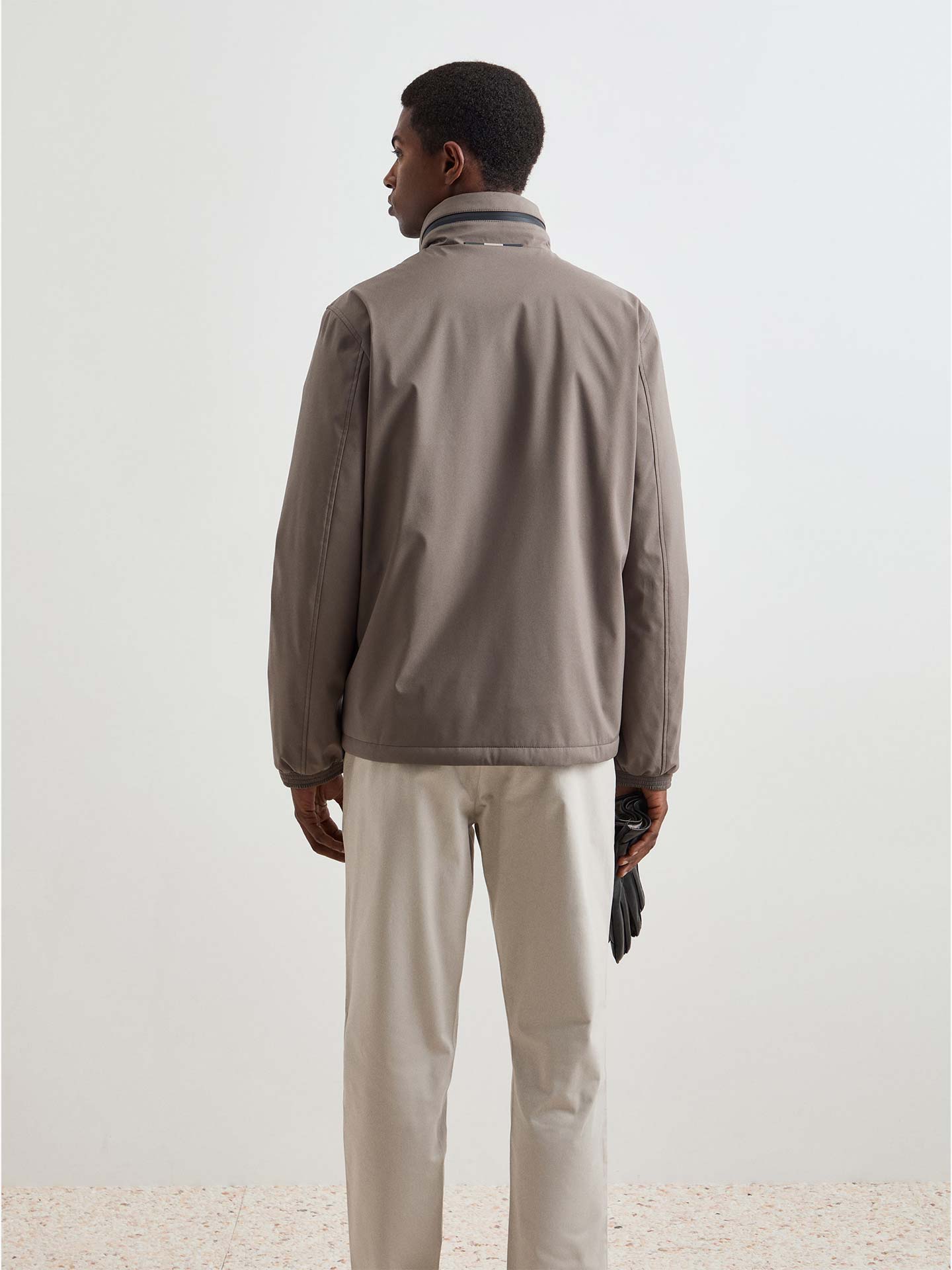 Blusão Leve com Capuz Oculto