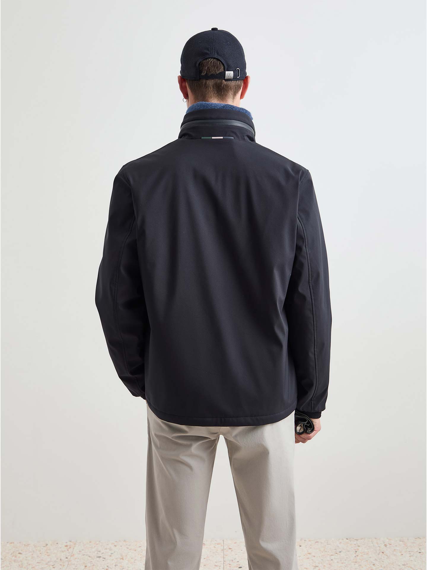 Blusão Leve com Capuz Oculto