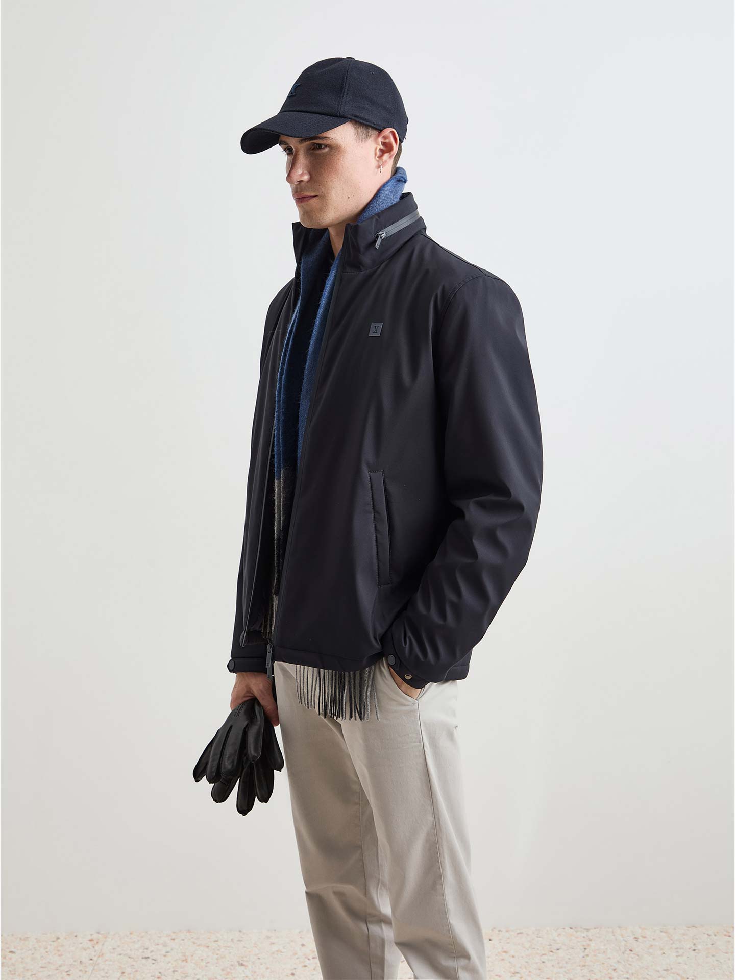 Blusão Leve com Capuz Oculto