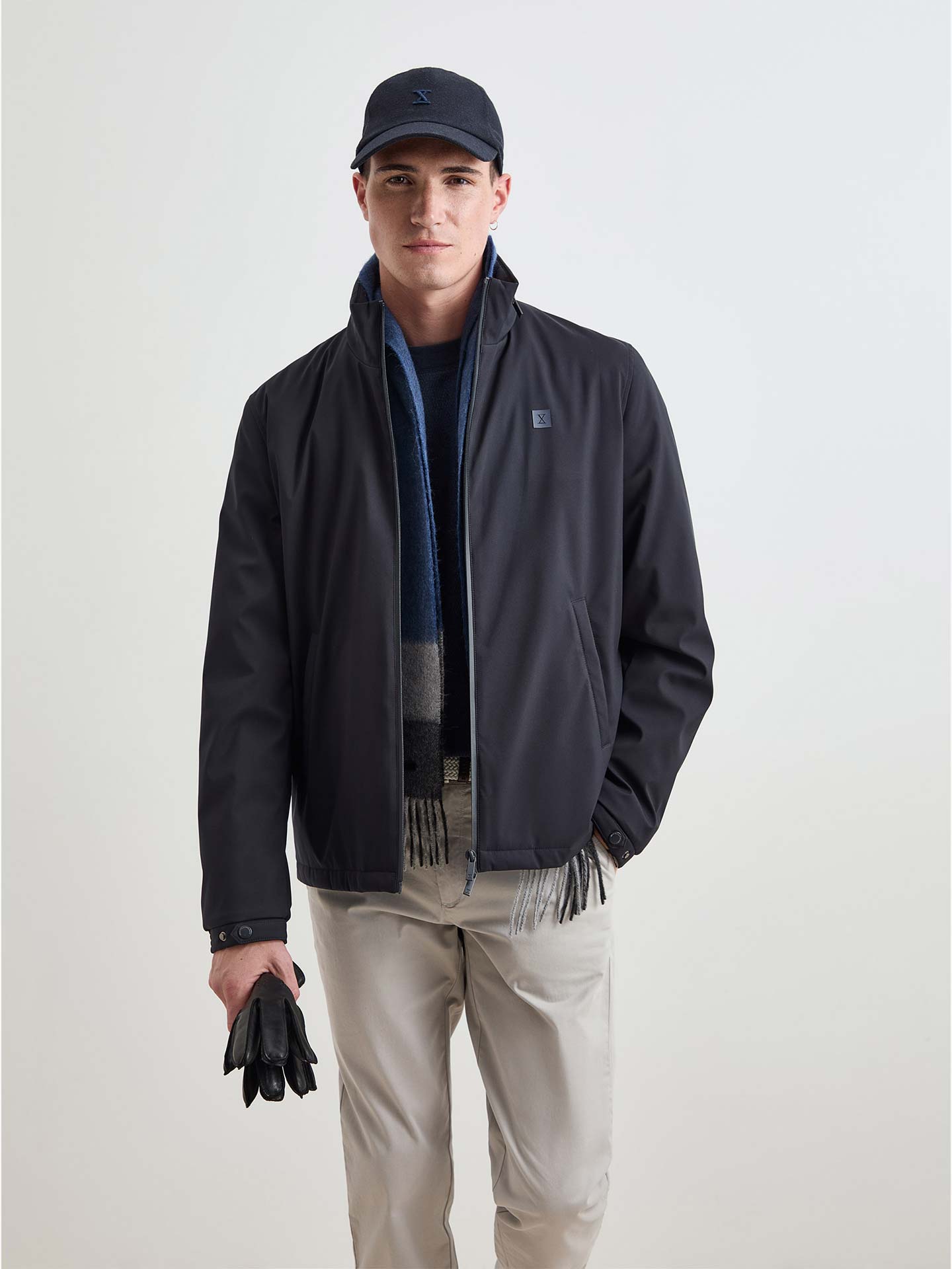 Blusão Leve com Capuz Oculto